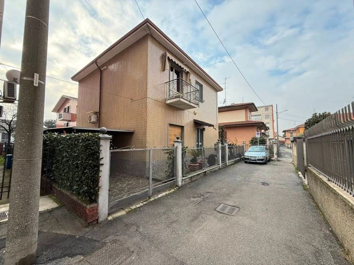 Casa con 6 locali in vendita in Via D'Annunzio, Centro, Pioltello
