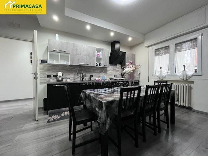 Casa con 6 locali in vendita in Via Nino Bixio, Centro, Novellara