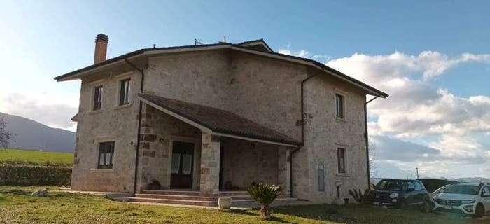 Casa con 6 locali in vendita in Via Galluccio, Folignano