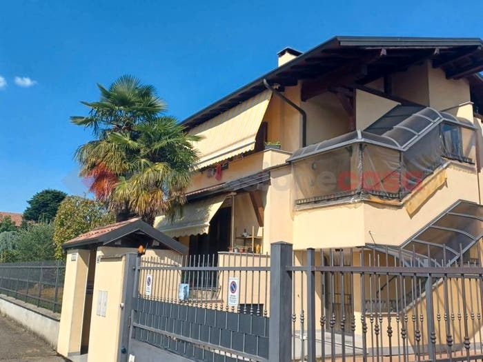 Appartamento quadrilocale in vendita in Via Giosuè Carducci, Buscate