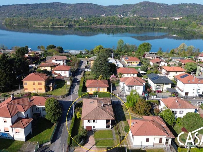 Casa con 6 locali in vendita in Via Enrico Fermi, Varano Borghi