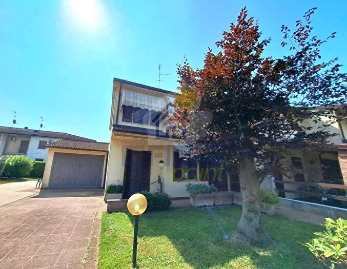 Casa quadrilocale in vendita in Viale Europa, Castelverde