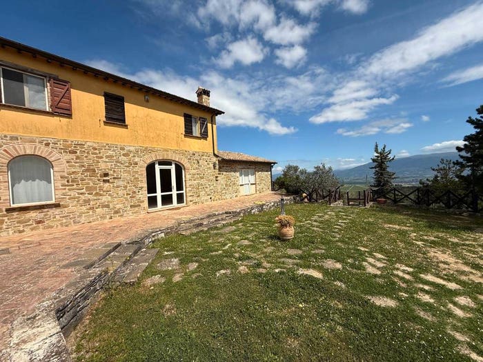 Casa con 5 locali in vendita in Via delle Pianate San Sisto, Bevagna