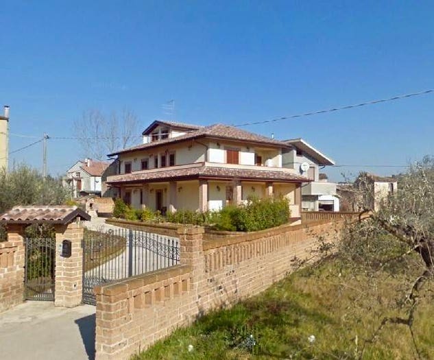 Casa con 6 locali in vendita in Campli