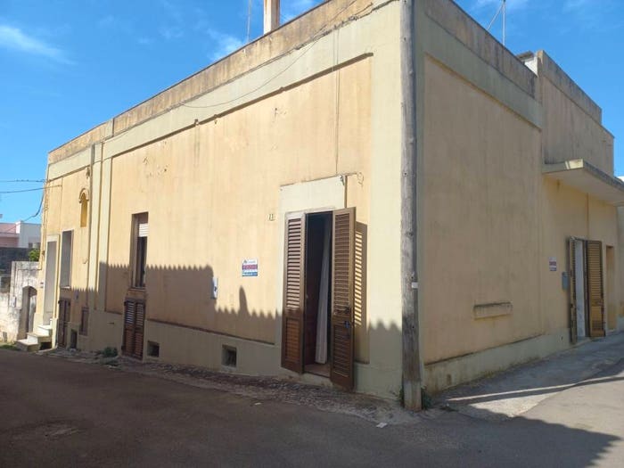 Casa con 6 locali in vendita in Via IV Novembre, PresicceAcquarica