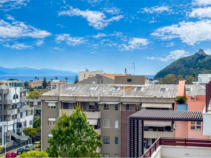 Casa quadrilocale in vendita in Viale Poetto, Quartiere del Sole, Cagliari