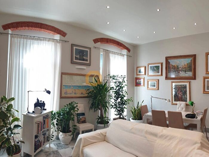 Casa quadrilocale in vendita in Piazza Alessandro Manzoni, Viareggio