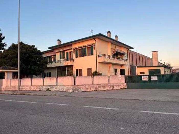 Casa con 6 locali in vendita in Via Giacomo Matteotti SNC, Sant'Elena