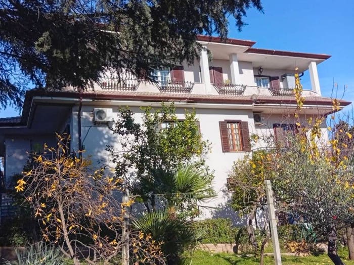 Casa con 6 locali in vendita in Cisterna di Latina
