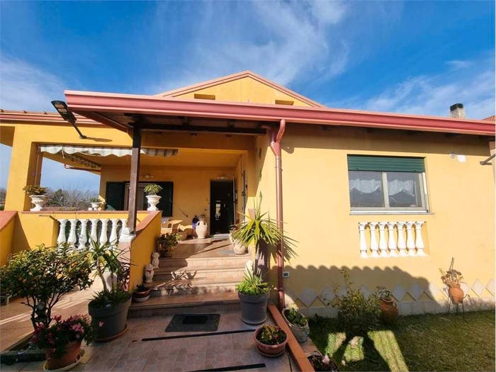 Casa con 6 locali in vendita in via guseppe saragat, Borgia