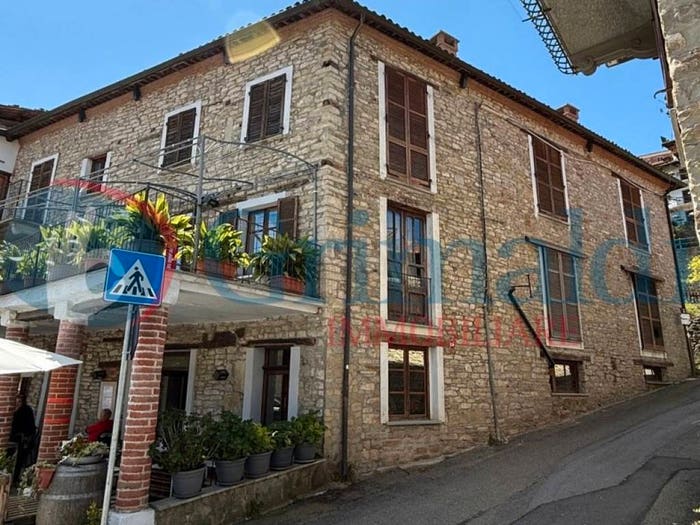 Casa con 6 locali in vendita in Via Provinciale, Cravanzana