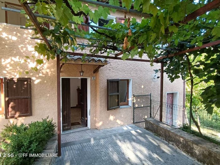 Casa quadrilocale in vendita in Via Lupidi Antonio, Valfornace