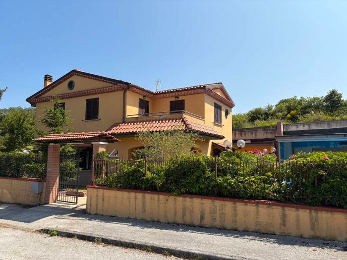 Casa con 6 locali in vendita in Via Fiume, Castelpetroso