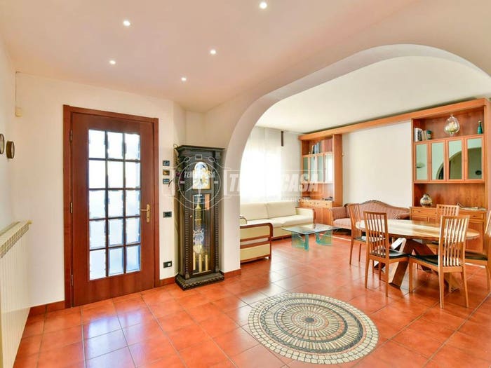 Casa quadrilocale in vendita in Via Regina Margherita, Capiago Intimiano Olmeda, Capiago Intimiano