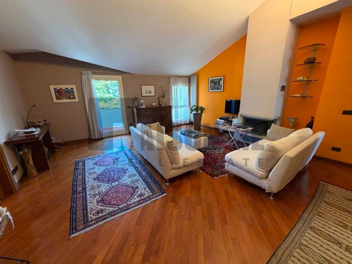 Appartamento quadrilocale in vendita in Via Benacense, Panoramica, Brescia