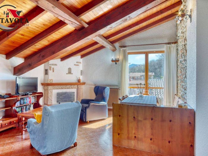 Casa con 6 locali in vendita in Cavagnano, Cuasso al Monte