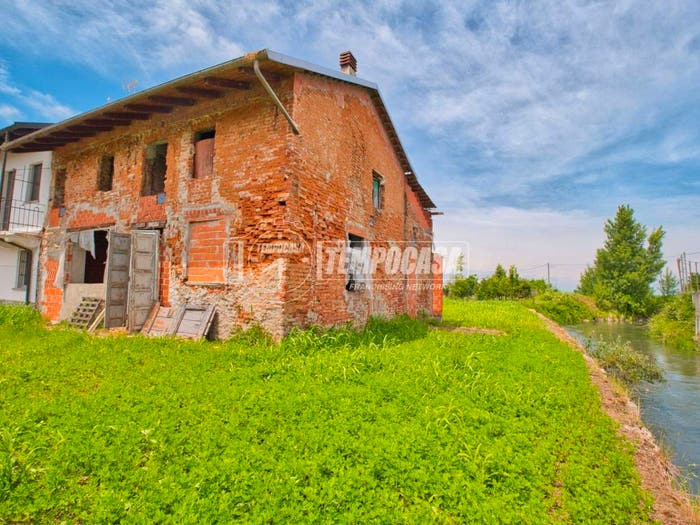 Casa quadrilocale in vendita in Via Regina Elena, Torrione, Vinzaglio