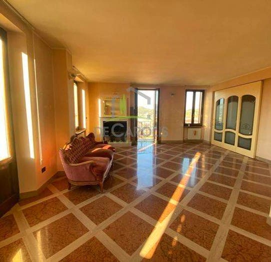 Appartamento con 6 locali in vendita in Via Fratelli Volponi, Ascoli Piceno