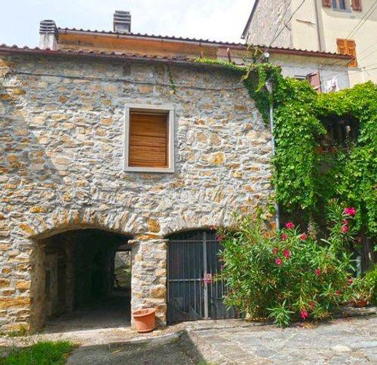 Casa con 6 locali in vendita in Via Medicea, Agnino, Fivizzano