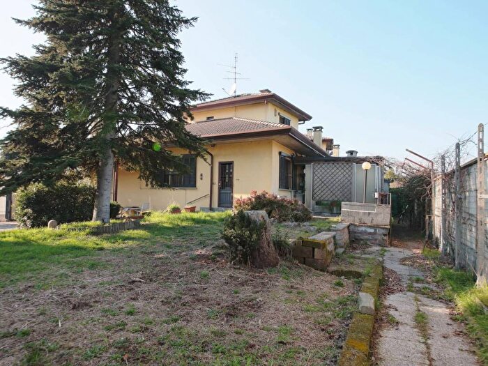Casa con 5 locali in vendita in Via dello Sport, Centro, Parabiago