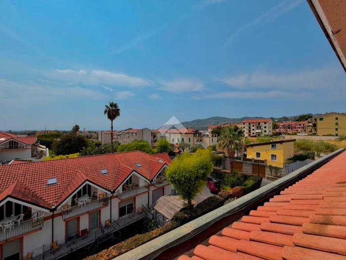 Casa trilocale in vendita in Via Diano San Pietro, Centro, Diano Castello