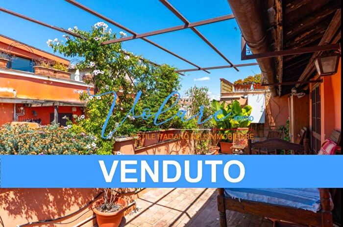Casa bilocale in vendita in Via della Pelliccia, Trastevere, Roma