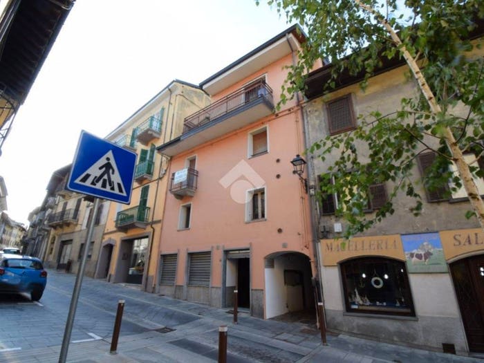 Casa con 6 locali in vendita in Via Emilio Chanoux, Centro, Chatillon