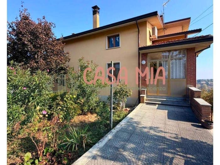 Casa quadrilocale in vendita in Strada Sossolo, Agazzano