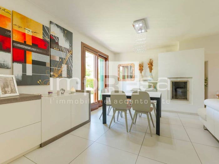 Casa con 5 locali in vendita in Viale Europa Unita, Fontanafredda