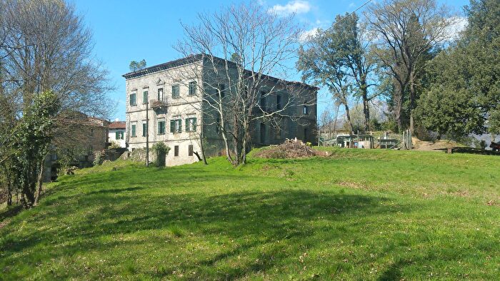 Casa con 15 locali in vendita in Strada Canottola, Castiglione Di Garfagnana