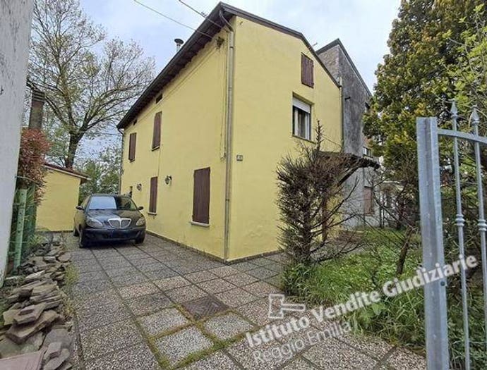 Appartamento con 6 locali in vendita in Via Zecchiere, Guastalla