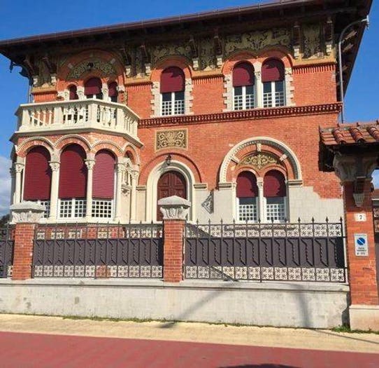 Casa con 6 locali in vendita in Viale A Vespucci, Marina di Massa Centro, Massa