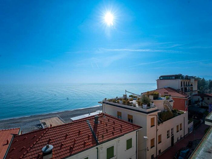 Appartamento quadrilocale in vendita in Via Sant'Ampelio, Centro, Bordighera