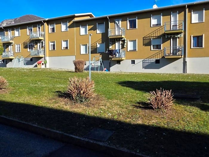 Appartamento con 5 locali in vendita in Piazza San Giovanni Battista de La Salle, Centro, Erba