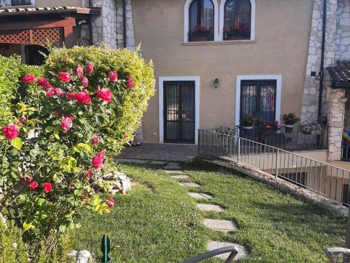 Casa con 5 locali in vendita in Via Da Monte SNC, Antrosano, Avezzano