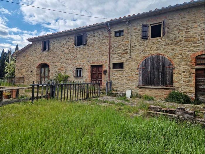 Casa con 6 locali in vendita in Capolona