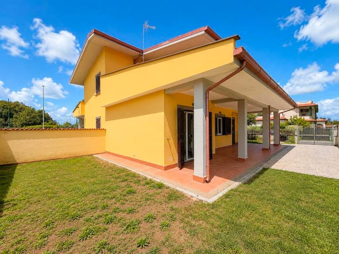 Casa quadrilocale in vendita in Viale Roma, Villa Claudia, Anzio