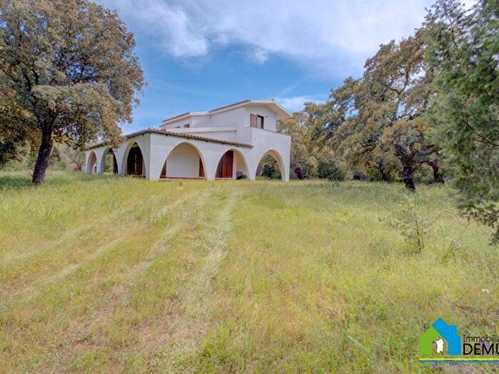 Casa con 6 locali in vendita in Strada OlbiaMonti, Castello Pedres, Olbia