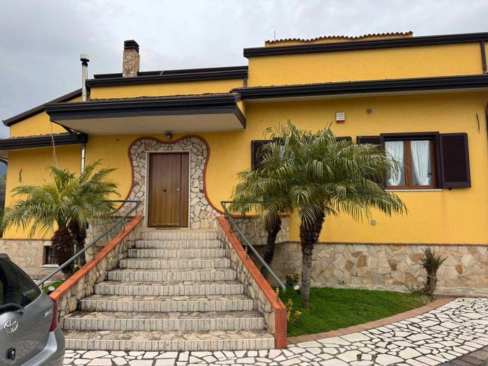 Casa con 6 locali in vendita in Via Bertrando Spaventa, Eboli