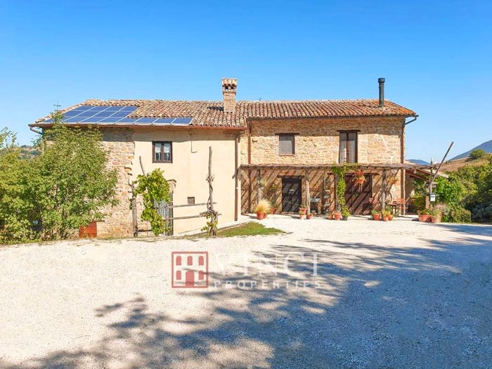 Casa con 6 locali in vendita in Camerino