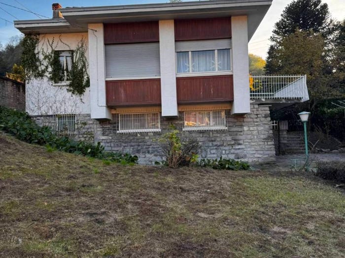 Casa con 6 locali in vendita in via Macchi, Canzo