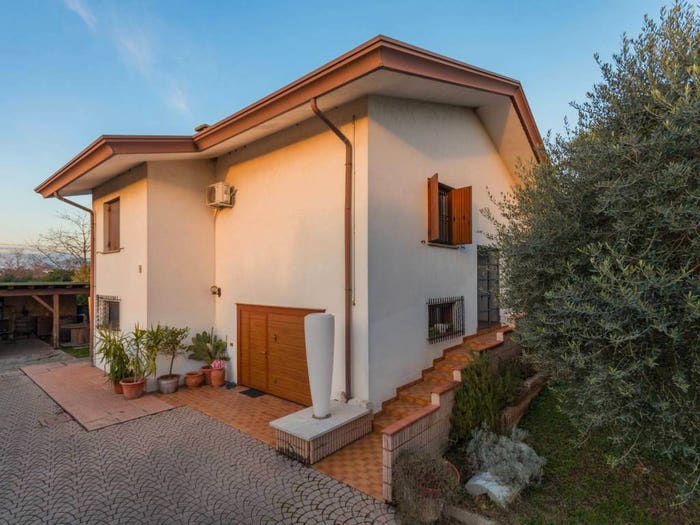 Casa con 6 locali in vendita in via cavour, Pezzan, Istrana