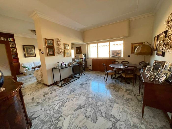Appartamento con 6 locali in vendita in Vomero, Napoli
