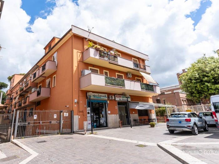 Appartamento quadrilocale in vendita in Piazza Aprile, Cecchina, Albano Laziale