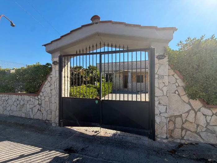Casa quadrilocale in vendita in Viale Arnolfo di Cambio, Bagnara Destra Volturno, Castel Volturno