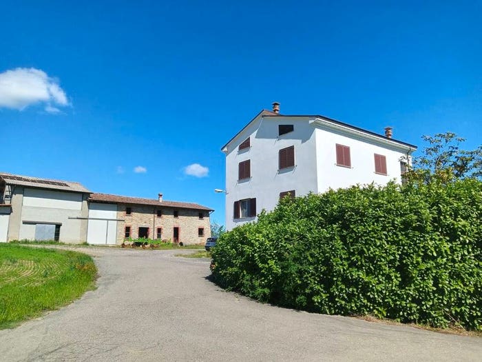 Casa con 6 locali in vendita in Via Roma No Number, Alta Val Tidone