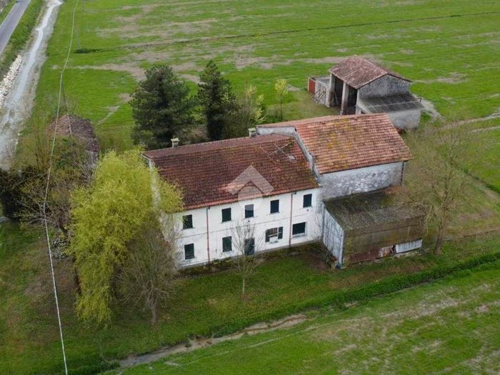 Casa quadrilocale in vendita in Strada Risarino, Pegognaga