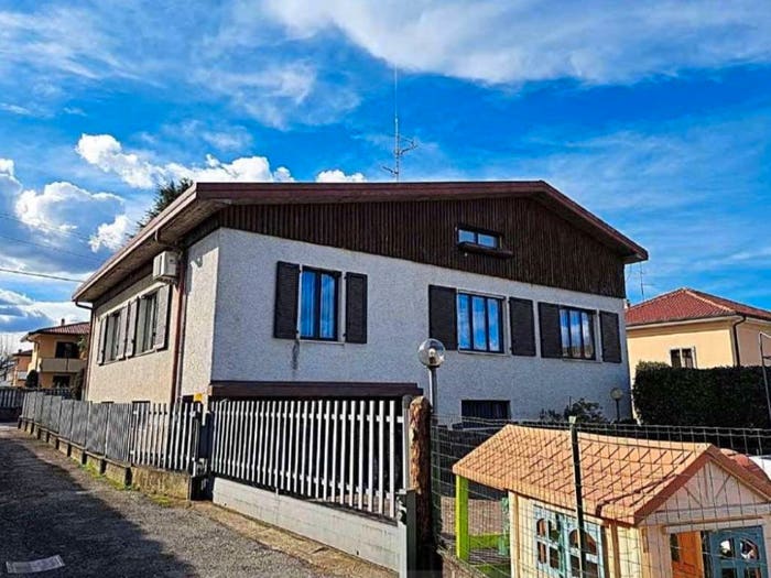 Appartamento con 6 locali in vendita in Via A De Gasperi, Lonate Ceppino
