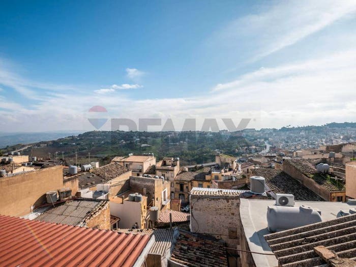 Casa quadrilocale in vendita in Via Ragona, Centro, Caltagirone