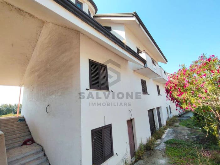 Casa con 6 locali in vendita in Via Giovanni Falcone, Amorosi